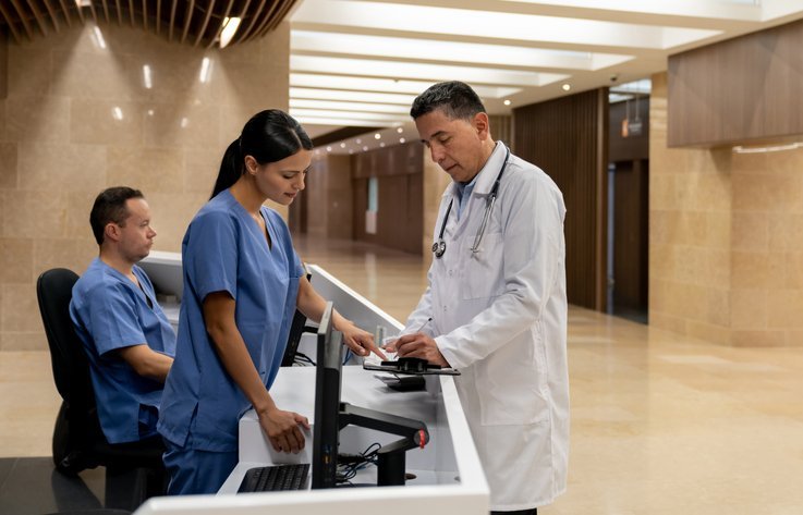Médecin parlant à une secrétaire médicale